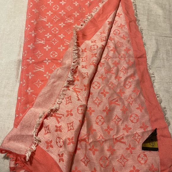 Louis Vuitton Monogram Shawl - Picture 4 of 5